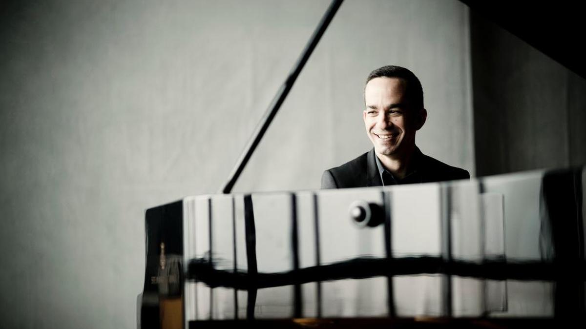 Inon Barnatan will perform as part of a trio Monday at Schwab Auditorium.