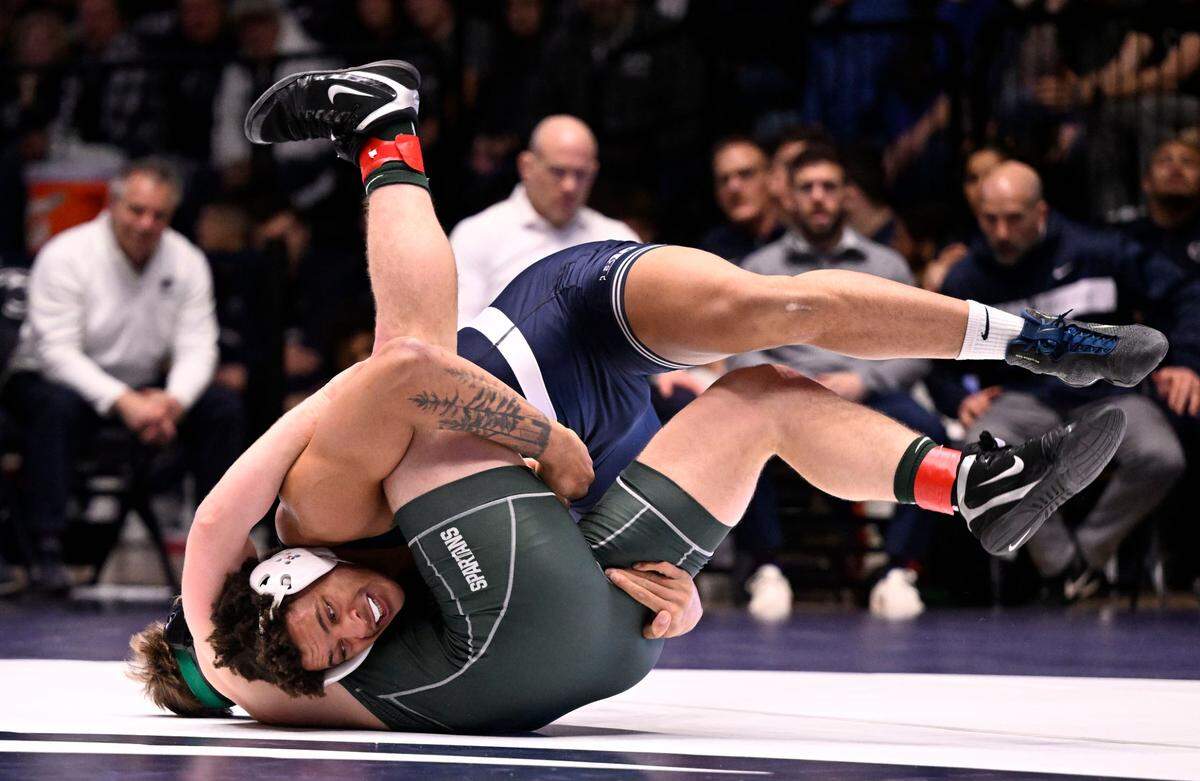 Penn State’s Greg Kerkvliet controls Michigan State’s Ryan Vasbinder on Sunday, Jan. 22, 2023.