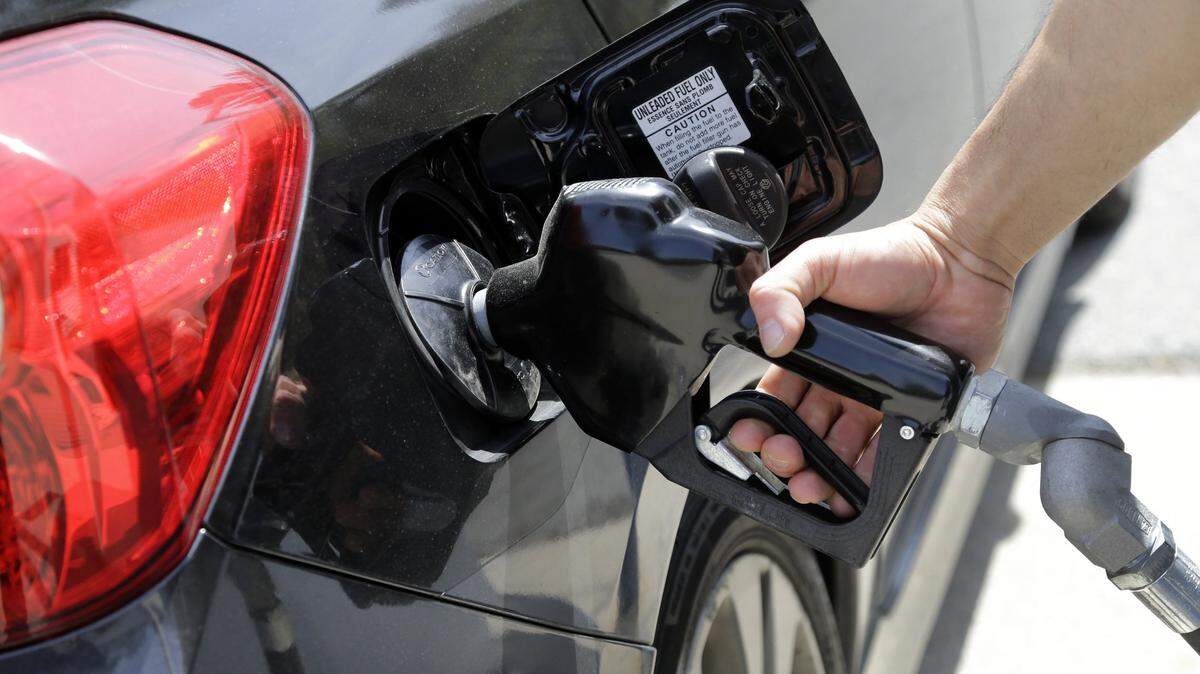 La aparición de la variante ómicron del COVID-19 ha provocado un reciente descenso en los precios del crudo, y podría ejercer una presión a la baja sobre los precios de la gasolina, dijo el portavoz de la AAA, Mark Jenkins.