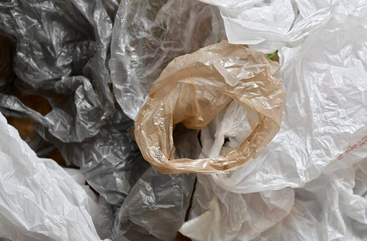 Surfside commissioners unanimously passed an ordinance instituting a ban on the sale, use and distribution of single-use plastic bags.