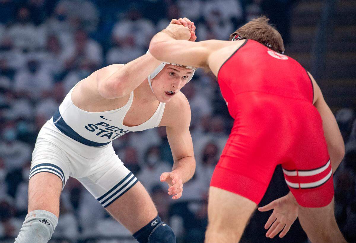 Penn State’s Terrell Barraclough faces Ohio State’s Isaac Wilcox in the 157 lb bout of the match on Friday, Feb. 4, 2022.