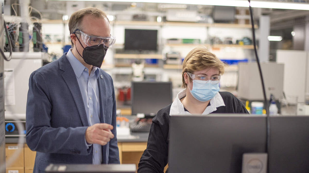 John Mauro and doctoral student Brittney Hauke perform a calorimetry experiment on a glass sample. Mauro joined Penn State in 2017 after an 18-year career at Corning.