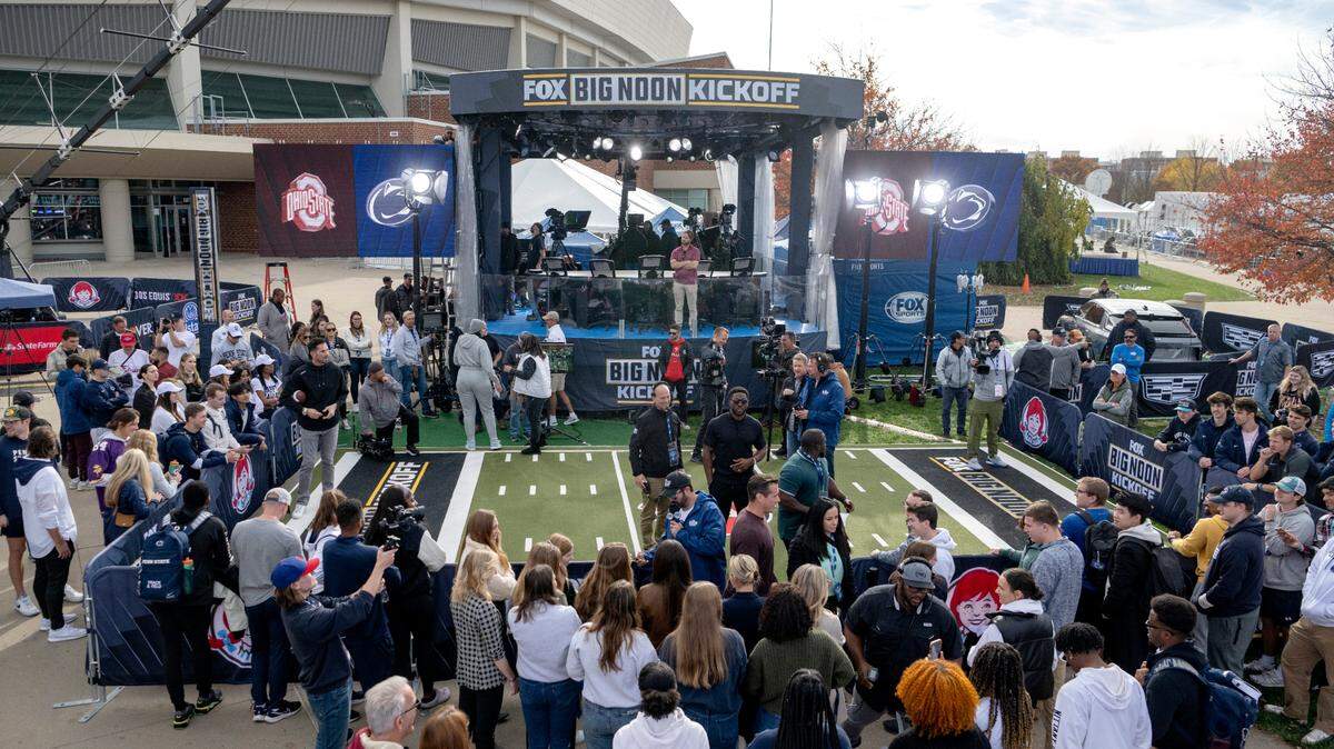 Penn State students gather to ask questions to the Fox Big Noon Kickoff hosts on the set on Friday, Oct. 28, 2022. Big Noon Kickoff will be in Fort Worth next week for TCU’s home game vs. Texas Tech