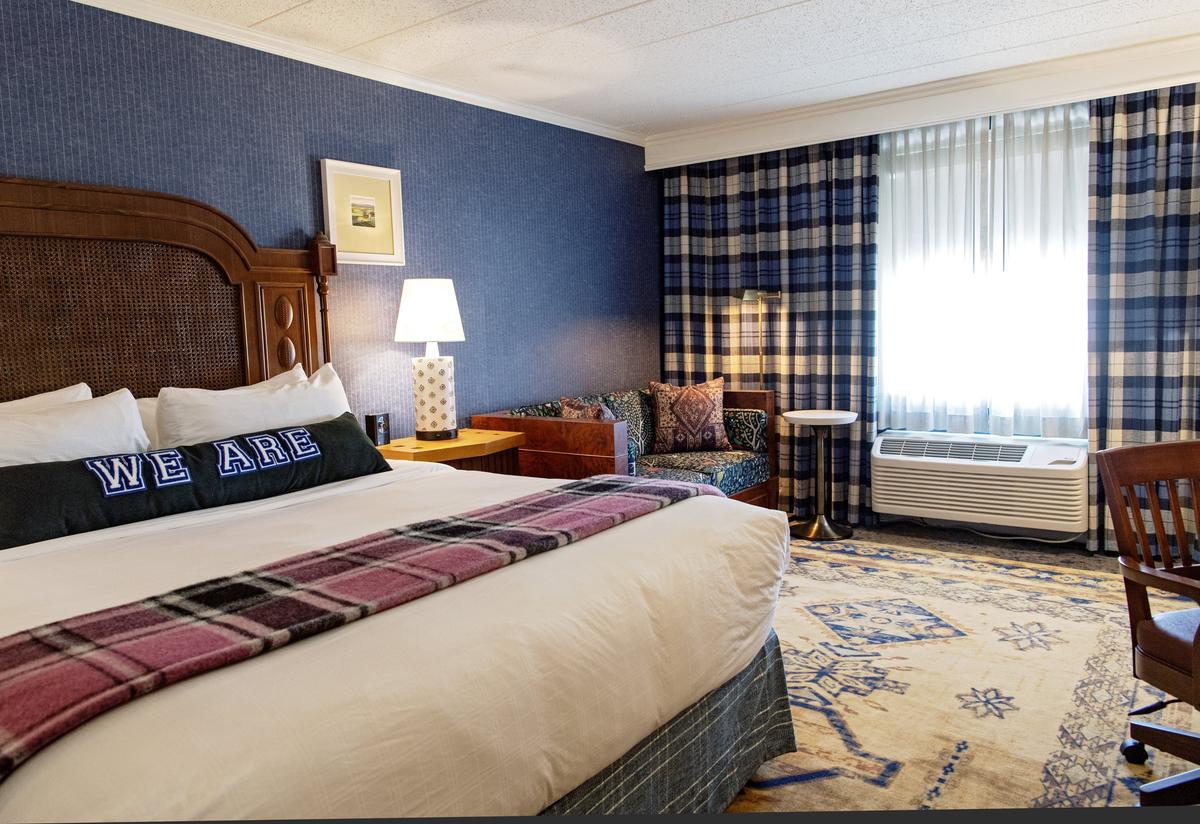 A king suite room at the Graduate State College.