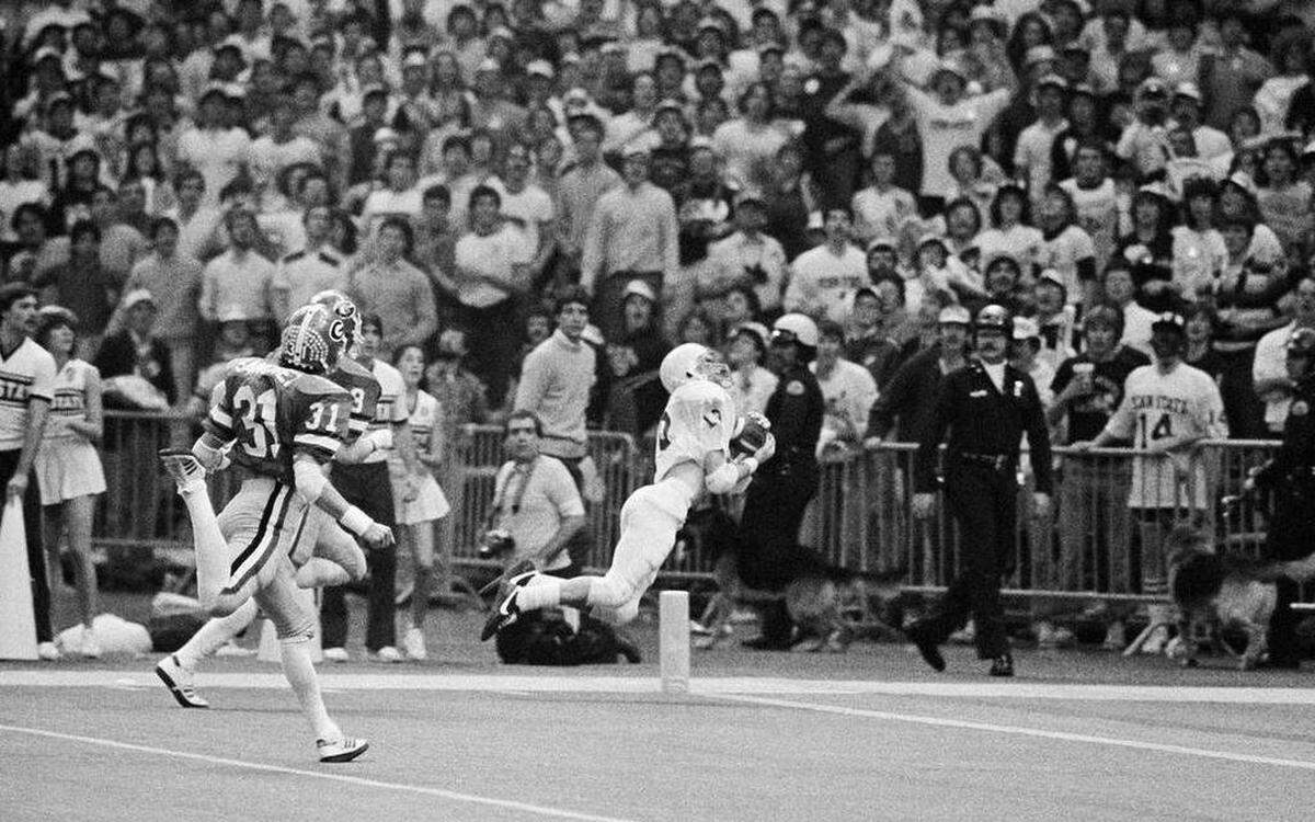 Penn State’s Gregg Garrity Sr. (19) catches a 47-yard pass to score a touchdown against Georgia in the Sugar Bowl on Jan. 1, 1983 in New Orleans. Penn State won the game and the national championship with a score of 27-23.