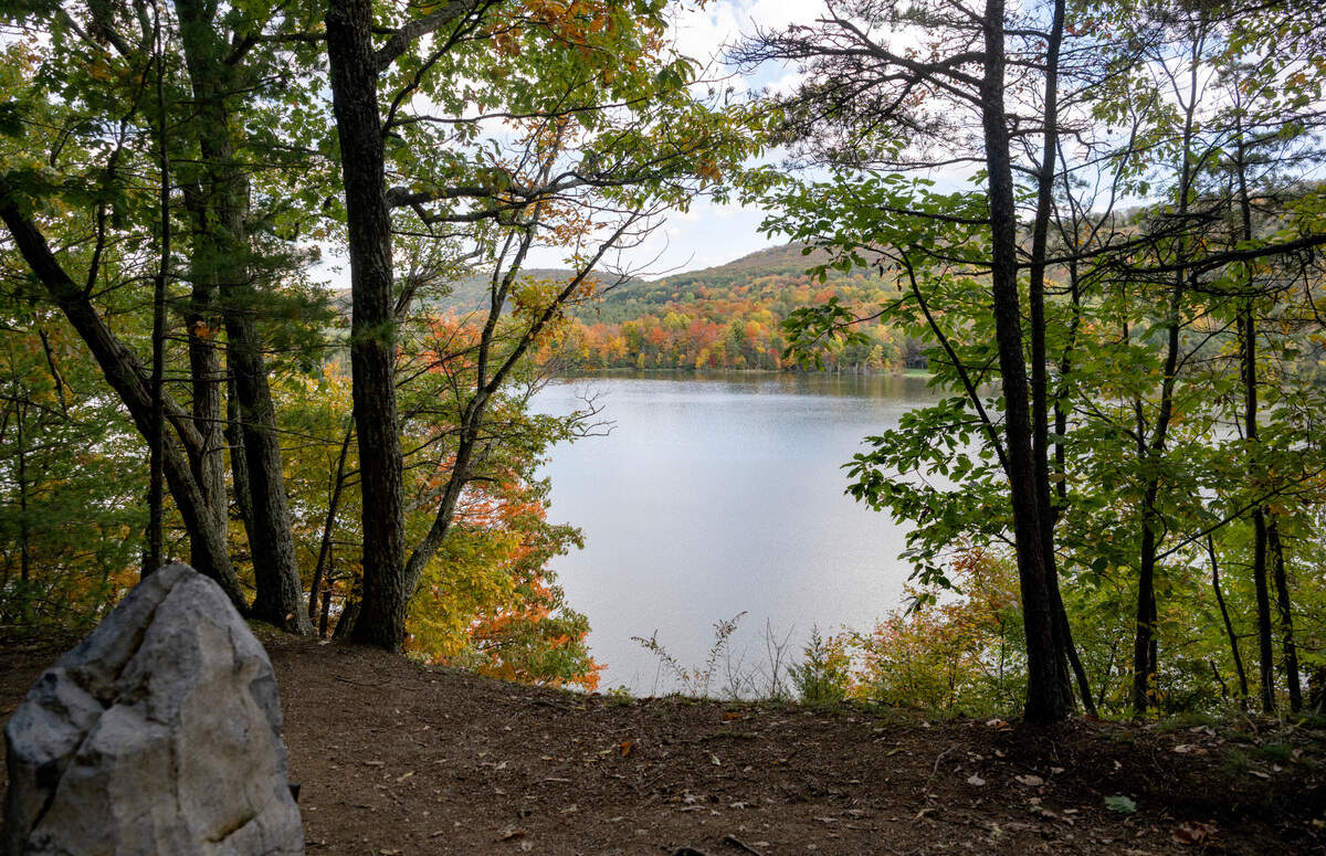 A memorial for Hobart King Kistler looks over Colyer Lake.