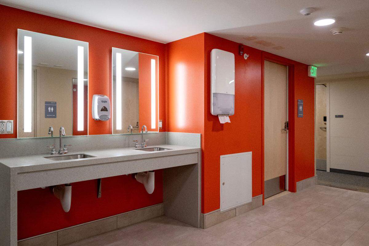 In Hastings Hall there is a shared sink space next to single use bathrooms that have a sink, toilet and shower.