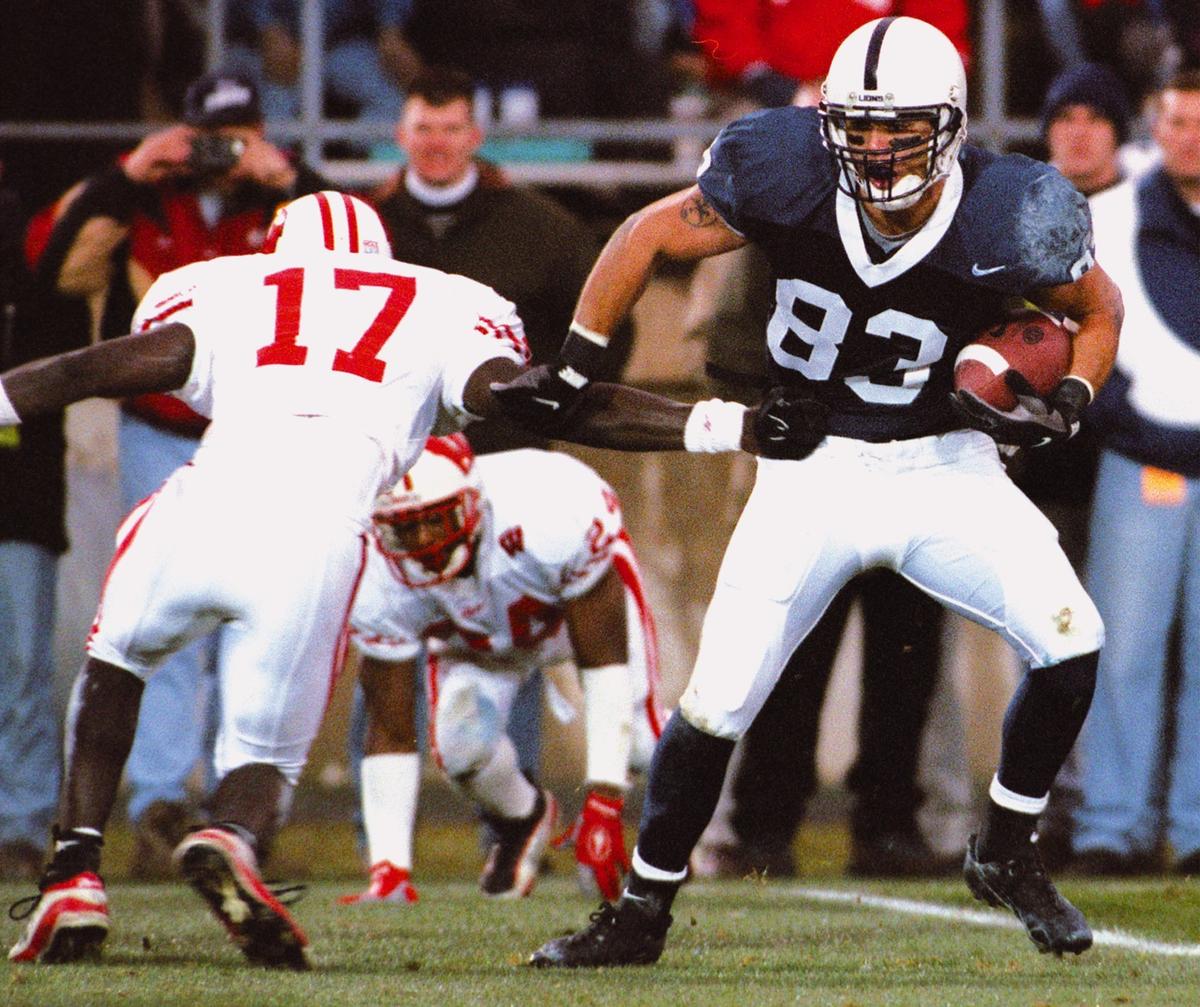 Penn State vs. Wisconsin: Joe Jurevicius dances away fromtacklers #17  Demetrius Brown and #24 Donte King