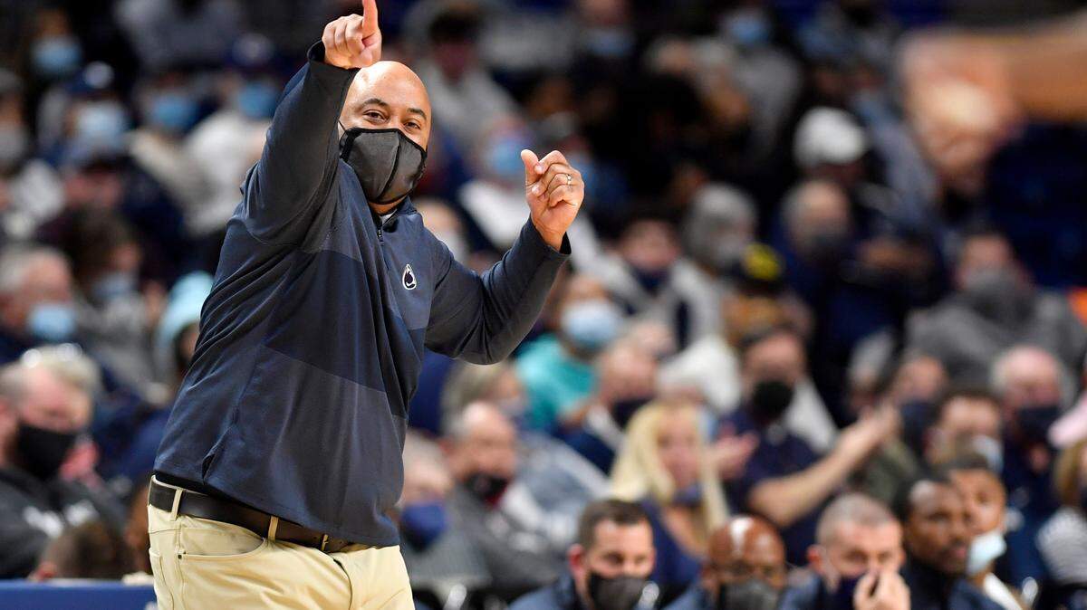 Penn State men’s basketball coach Micah Shrewsberry motions to his players during the game against Youngstown State on Wednesday, Nov. 10, 2021.
