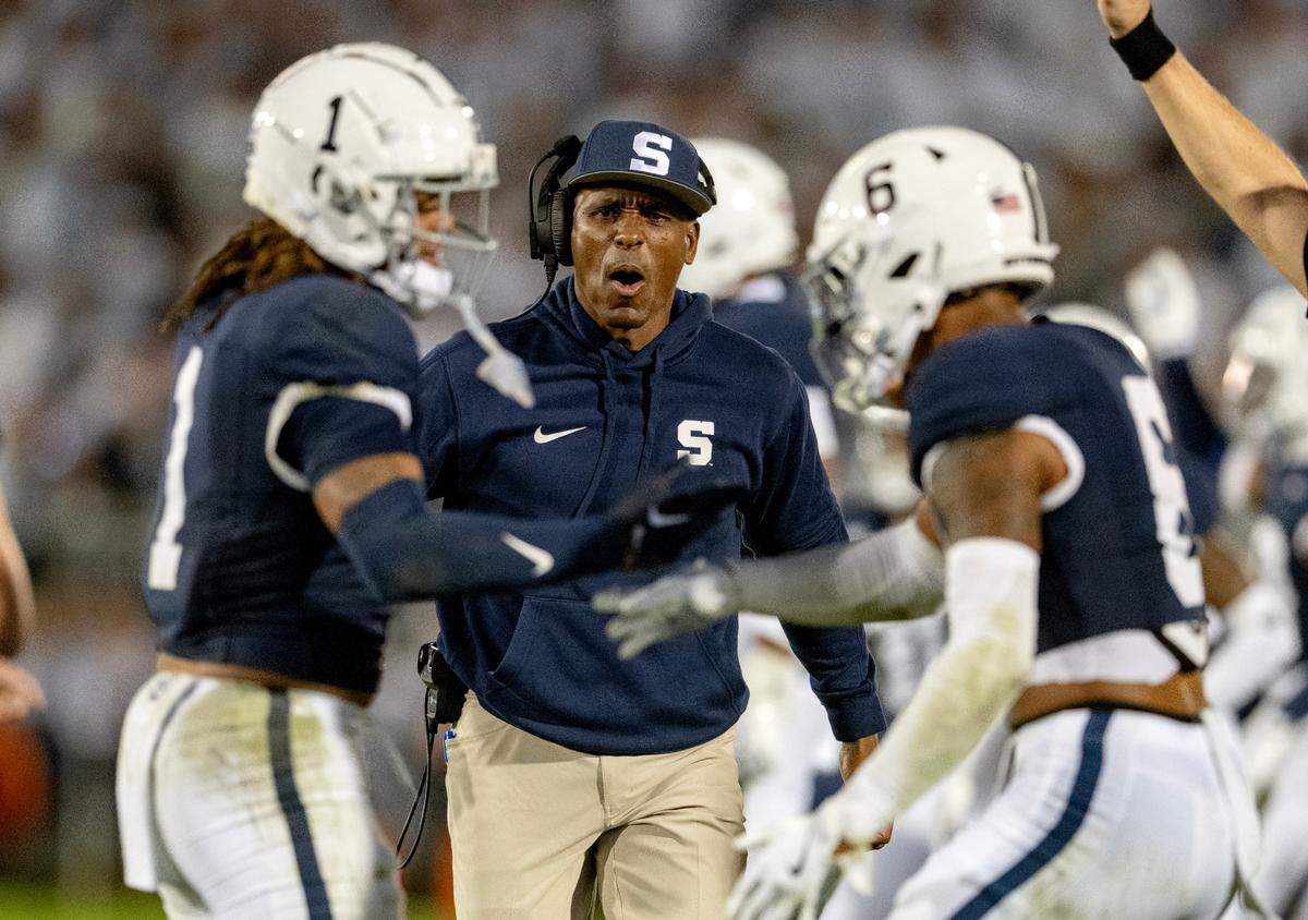 Penn State safeties coach Anthony Poindexter goes to congratulate Jaylen Reed and Zakee Wheatley during the game against Illinois on Saturday, Sept. 28, 2024.