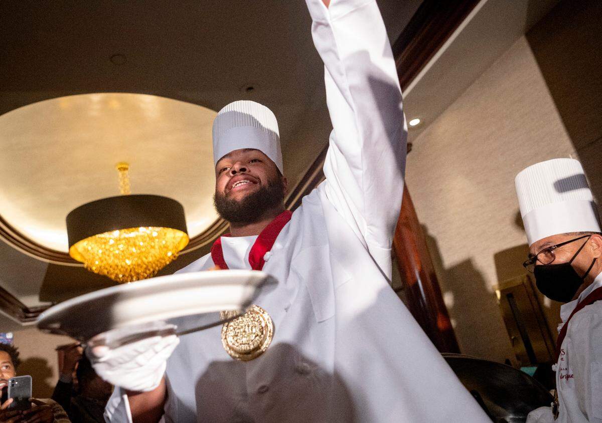 Penn State defensive tackle PJ Mustipher does the ceremonial first cut of prime rib at the Lawry’s Beef Bowl on Friday, Dec. 30, 2022.