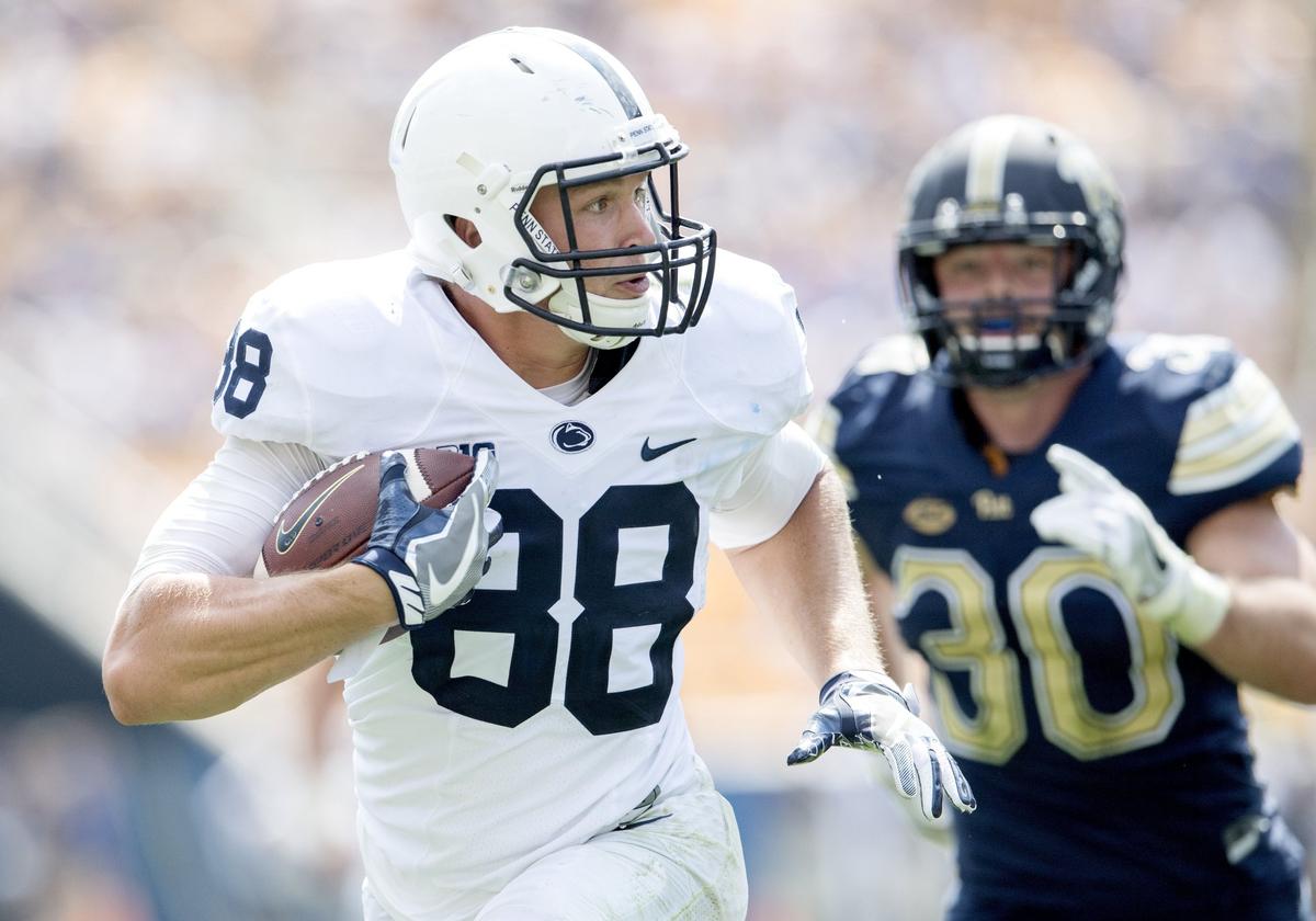 Penn State tight end Mike Gesicki makes a catch and runs away from Pitt linebacker Mike Caprara.