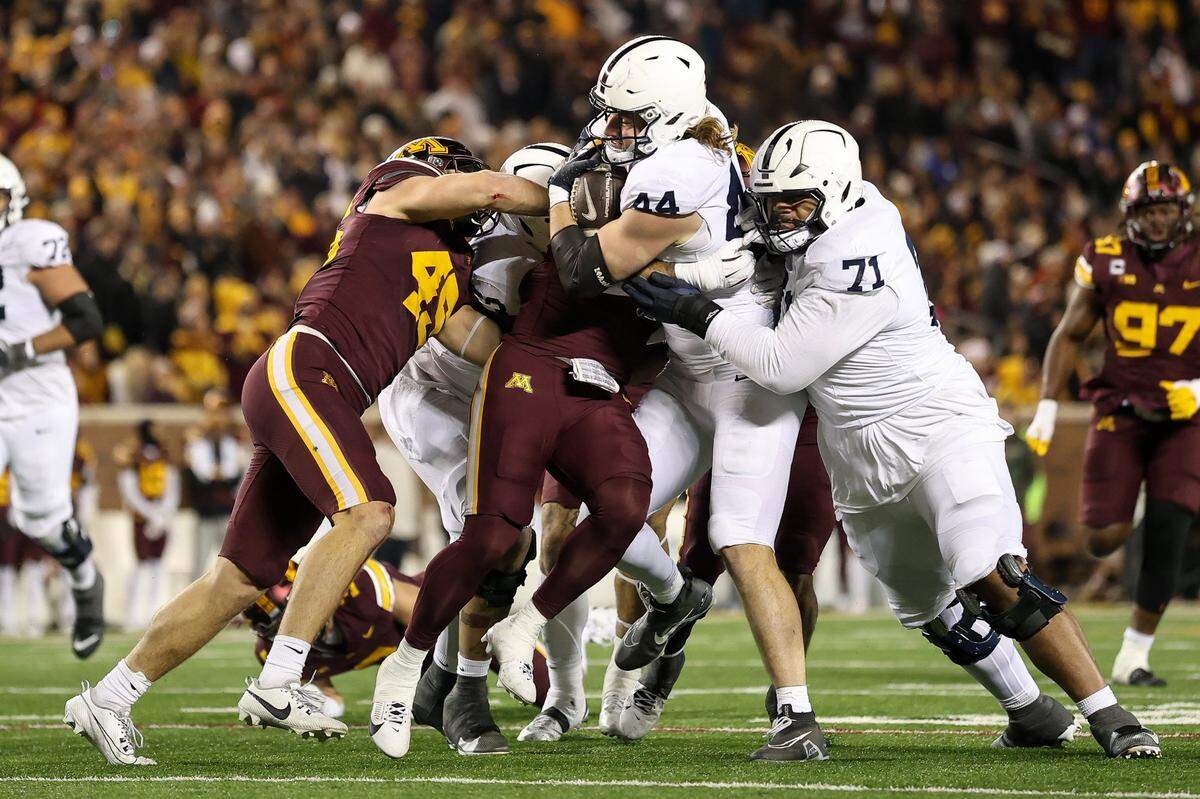Penn State Nittany Lions tight end Tyler Warren runs after a catch against the Minnesota Golden Gophers during the fourth quarter at Huntington Bank Stadium.