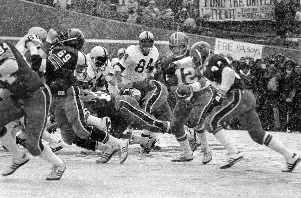 Pitt’s Elliot Walker takes the handoff from quarterback Matt Cavanaugh on the two-point conversion attempt in 1977. Penn State’s defensive front, left to right, is made up of Joe Lally (84), Bruce Clark, Randy Sidler and Matt Millen, taking Pitt’s No. 69. Millen and Joe Diange stopped Walker to preserve a 15-13 win.