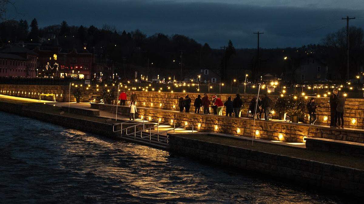 The Bellefonte Lights Winter Market is held along the waterfront walk and the Lamb Street bridge Saturday, Dec. 8, 2018, in Bellefonte, Pa. (Photo/Baidi Wang)