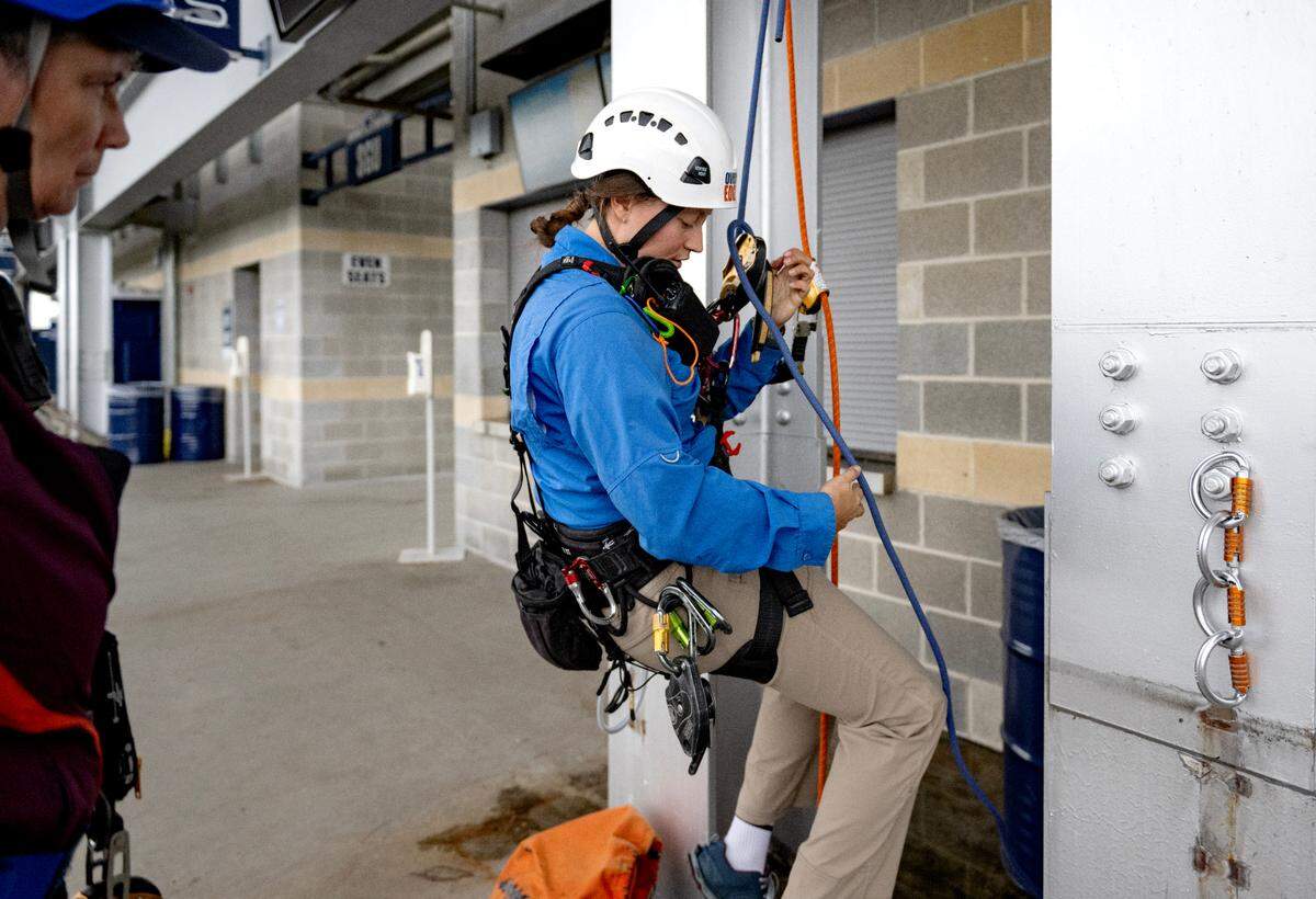 “Edgers” learn about the ropes and how you will use descend while just a few inches off the ground.