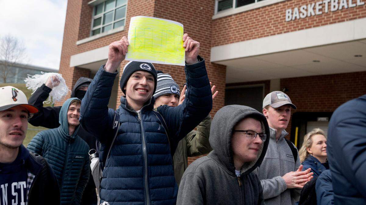 WATCH: Fans send off the Penn State basketball team, headed for for NCAA Tournament