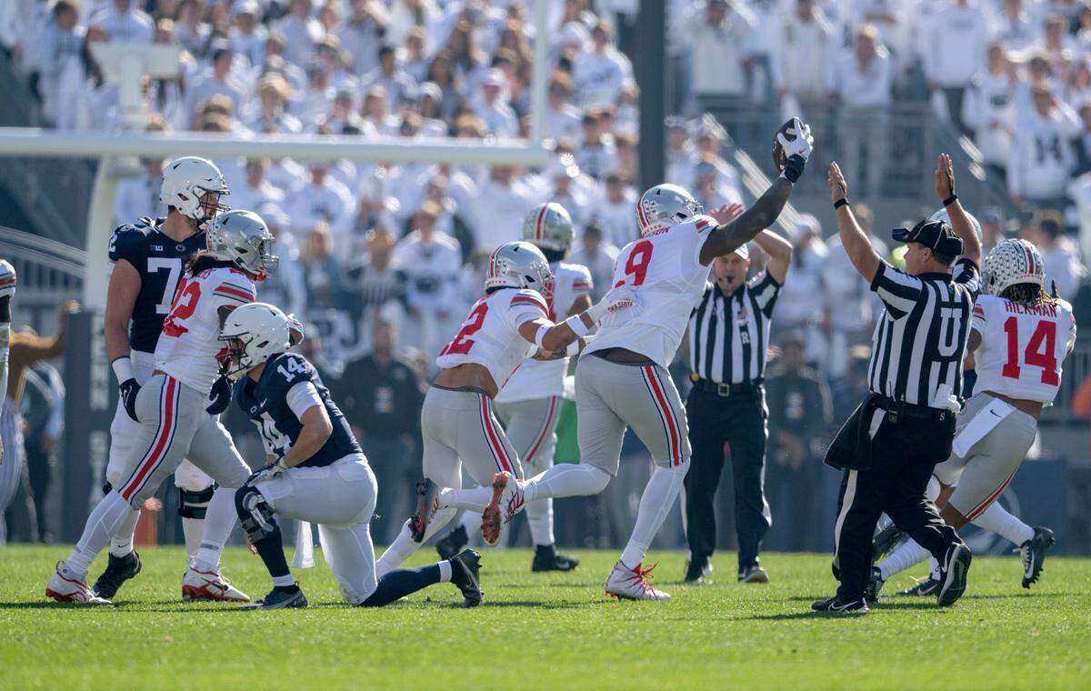 Ohio State player celebrate after a turn over during the first quarter of the game on Saturday, Oct. 29, 2022.