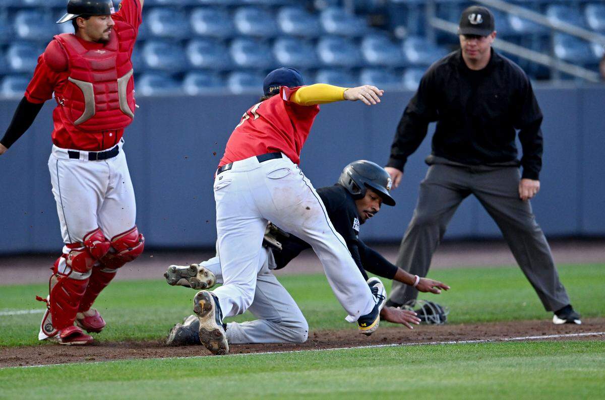 State College Spikes’ Cole Caruso tags out West Virginia Black Bears runner Alex Rodgers after he got caught in a run down between third and home during the MLB Draft League Championship game on Thursday, Sept. 4, 2025.