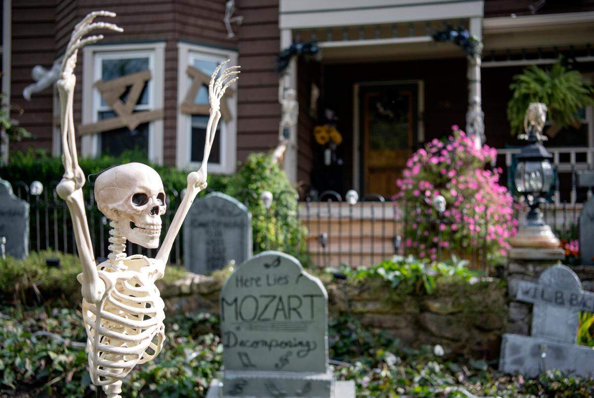 Skeletons and tombstones welcome visitorÕs to Leslie Adams home in Lemont.