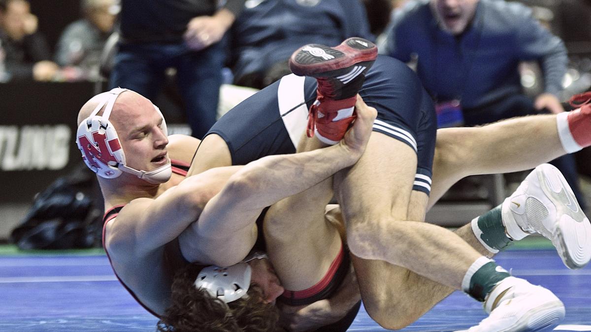 Penn State wrestling closes in on title as 5 head to NCAA Championships finals