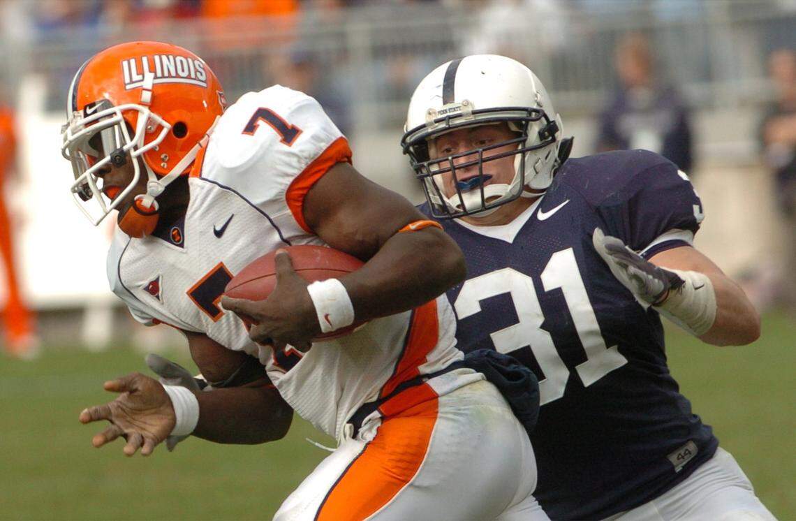 Penn State’s Paul Posluszny (31) chases down Illinois quarterback Juice Williams (7) in the 4th quarter on Saturday, Oct. 21, 2006.