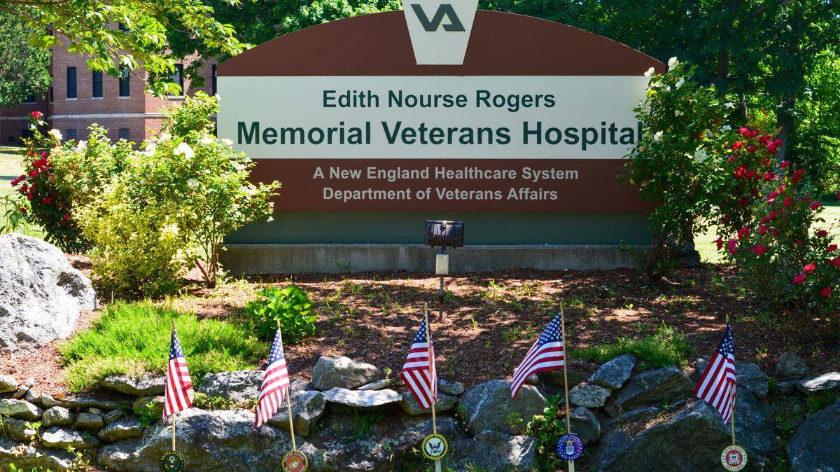 A U.S. Army veteran died in the stairwell of a Veterans Administration housing facility and sat decaying for a month because no one thought to search there, a new report says.