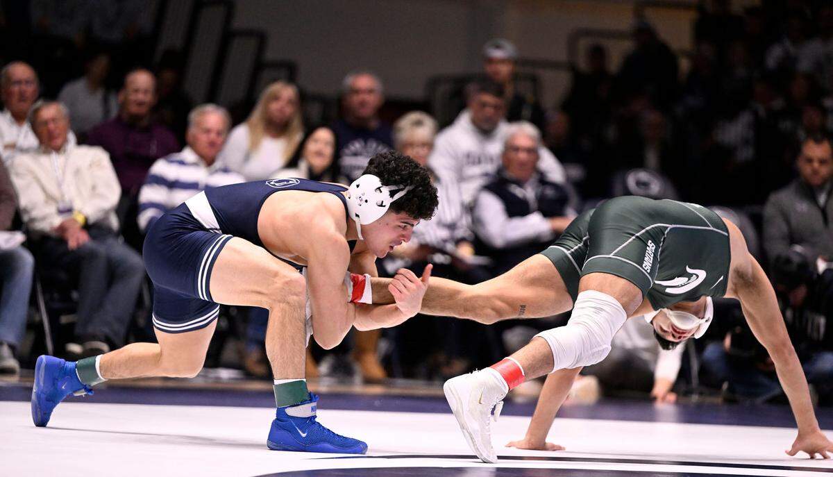 Penn State’s Beau Bartlett pulls in Michigan State’s Jordan Hamdan in the 141 lb bout of the match on Sunday, Jan. 22, 2023.