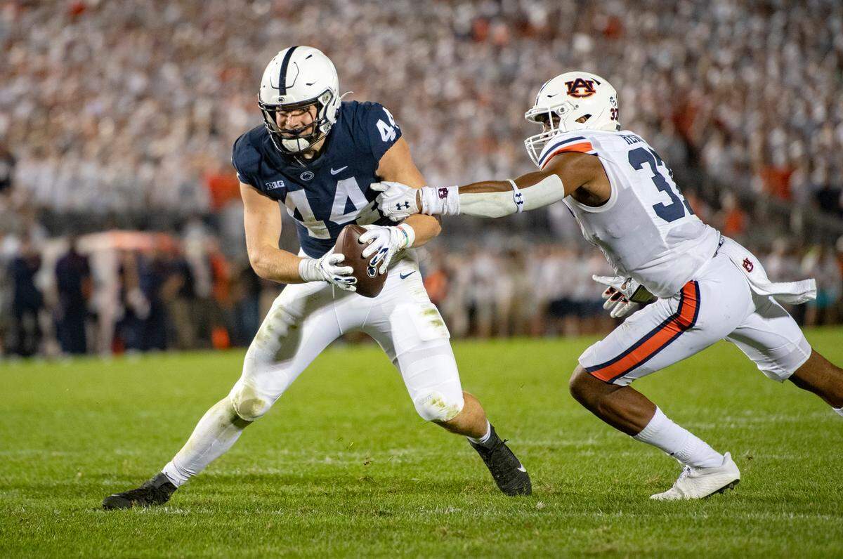 Auburn’s Romello Height reaches for Penn State tight end Tyler Warren.