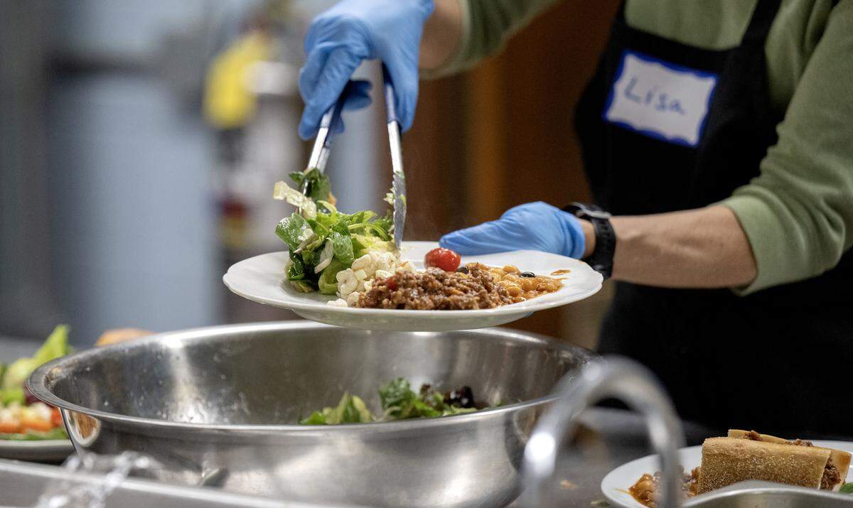 Lisa Petrine helps serve the Community Café meal at St. Andrew’s Episcopal Church on Thursday, Nov. 20, 2025.