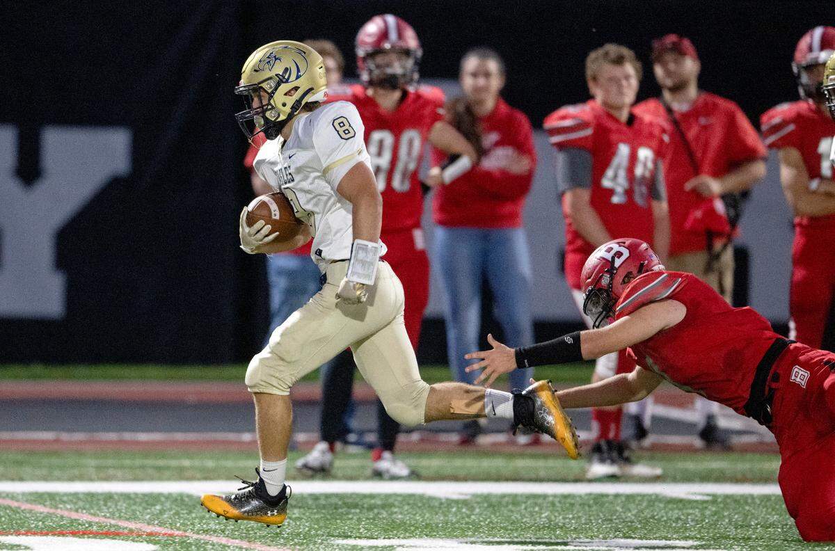 Bellefonte defenders can’t stop Bald Eagle Area’s Cameron Dubbs during the game on Friday, Sept. 9, 2022.