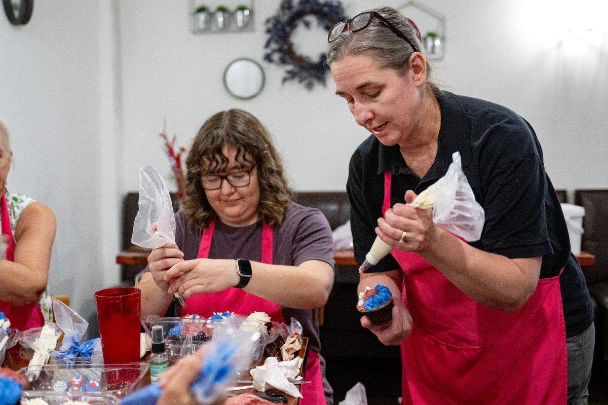 Heather Luse demonstrates a technique to decorate patriotic cupcakes during one of her Delectable Delights’ Cupcake Caravan events on Tuesday, July 9, 2024 at Streamside Family Restaurant.