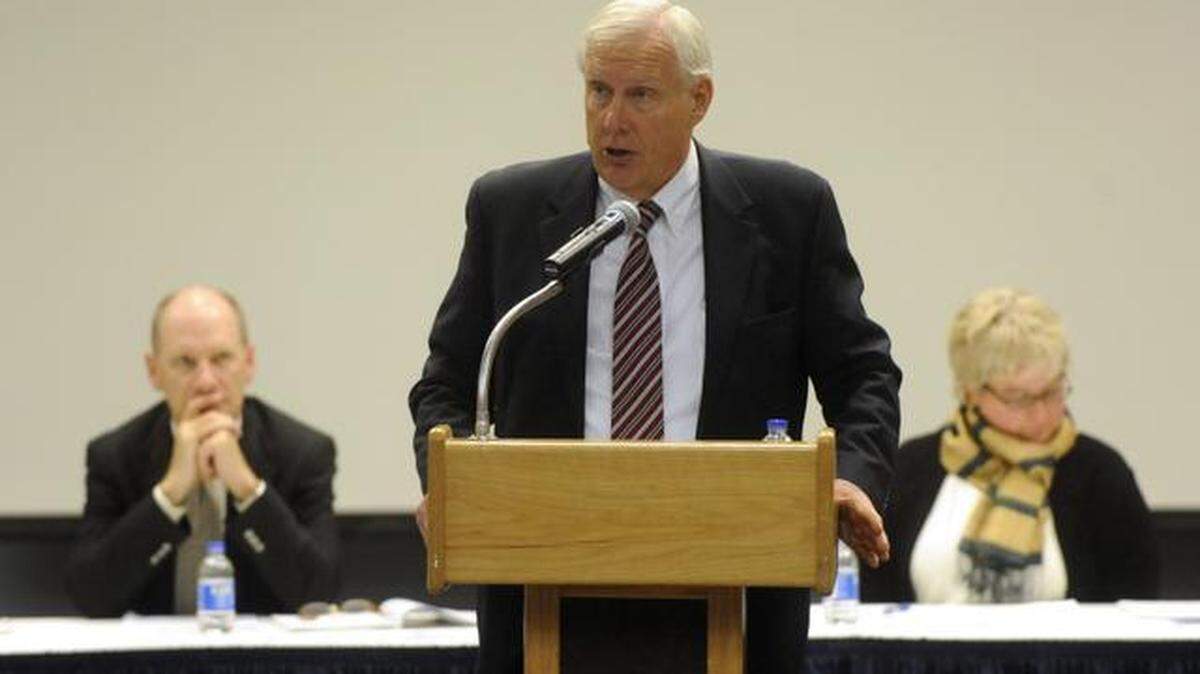 Penn State president Rodney Erickson speaks at the faculty senate meeting on Tuesday, April 29, 2014.
