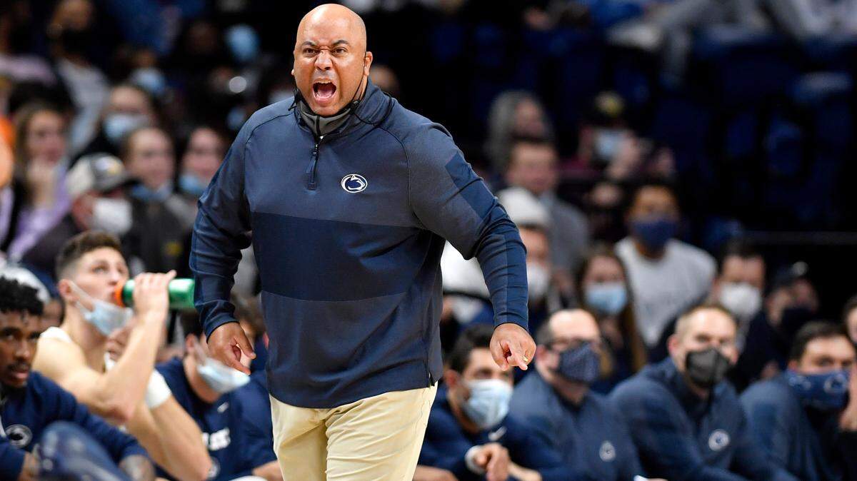Penn State men’s basketball coach Micah Shrewsberry yells to his players during the game against Youngstown State on Wednesday, Nov. 10, 2021.