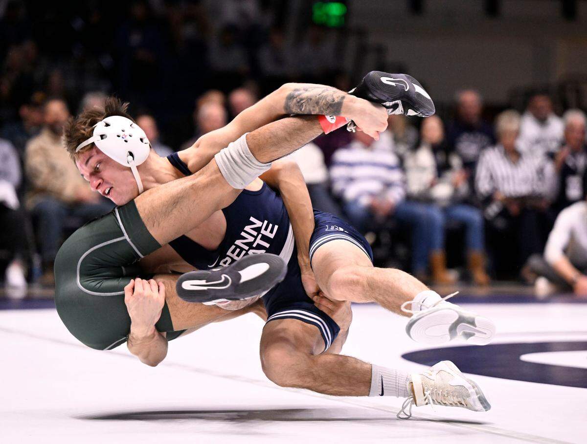 Penn State’s Gary Steen controls Michigan State’s Tristan Lujan in the 125 lb bout of the match on Sunday, Jan. 22, 2023.