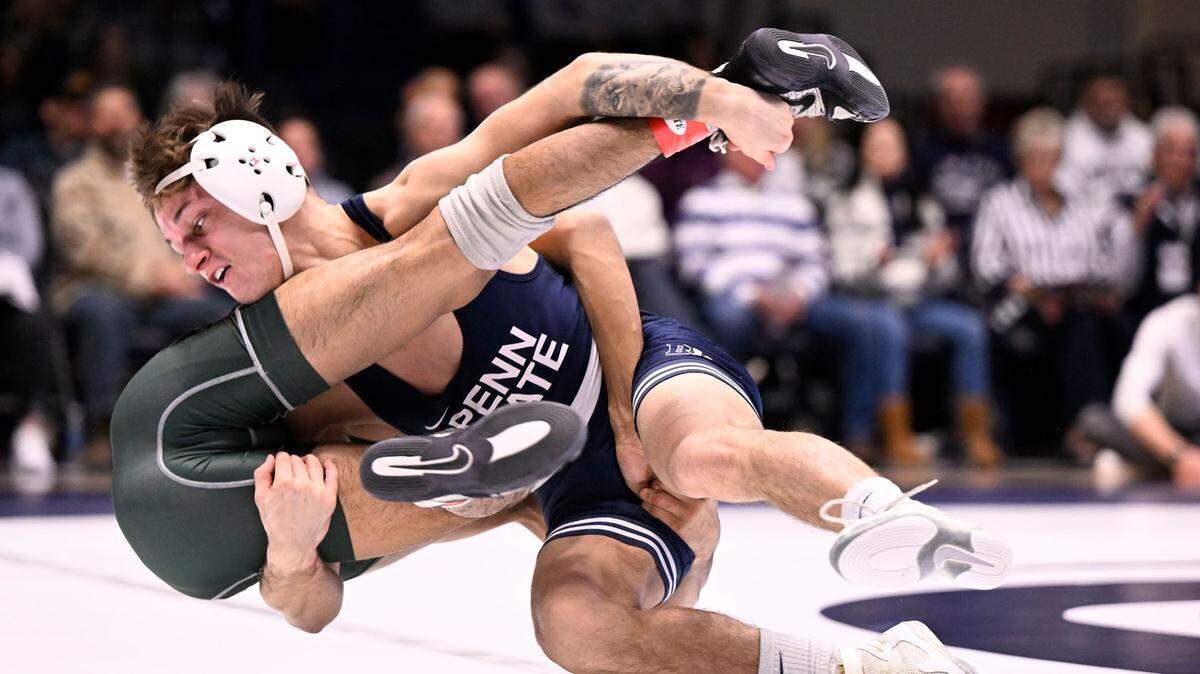 Penn State’s Gary Steen controls Michigan State’s Tristan Lujan in the 125 lb bout of the match on Sunday, Jan. 22, 2023.