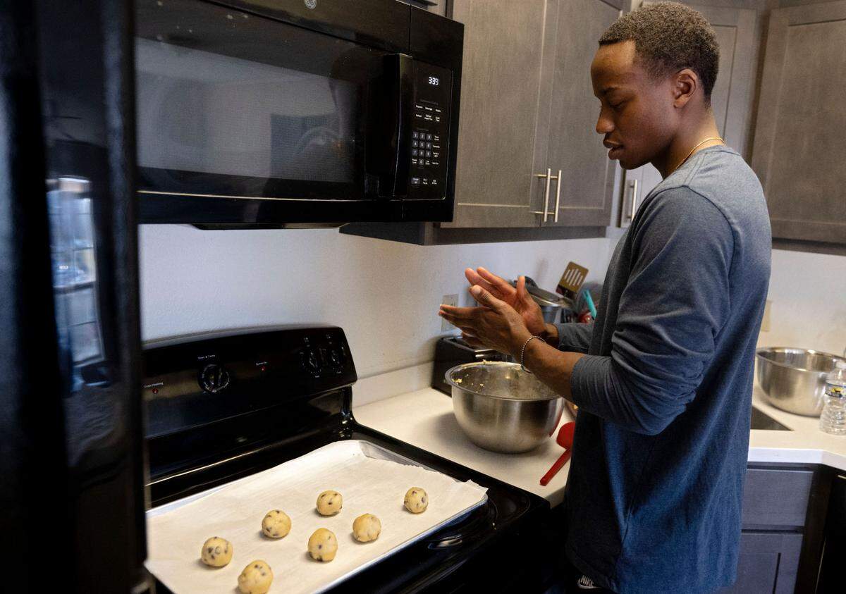 David Hayes preps a tray of of chocolate chip cookies for the oven on Monday, Nov. 13, 2023.