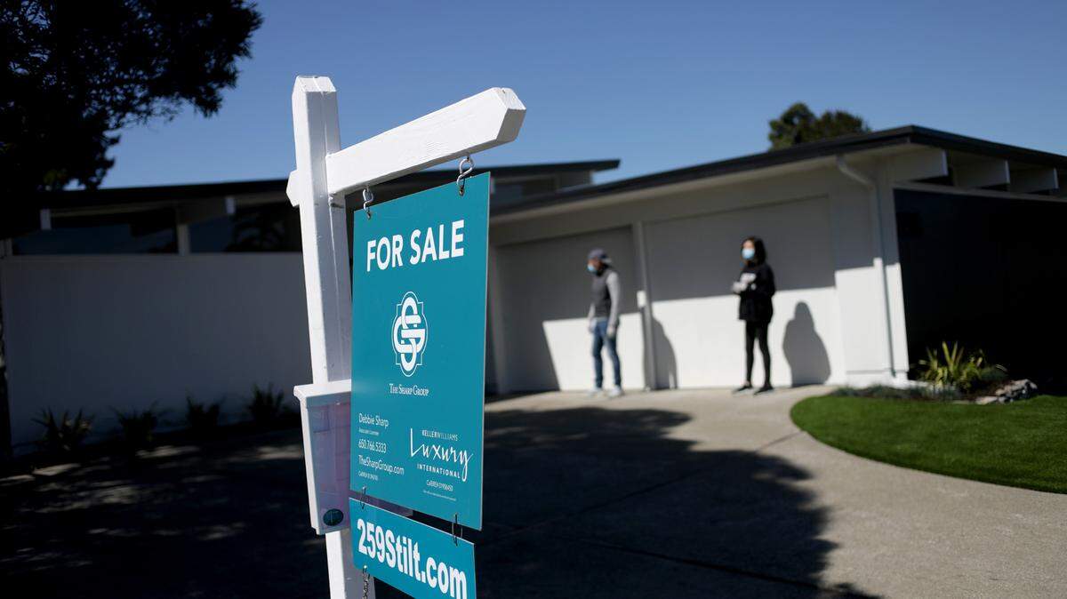 Fortuna Finance, a Chicago-based company, promises to buy your home and then hand you back 90% of the proceeds when it finally sells. Above: Prospective buyers tour a house for sale in Foster City, California on Thursday, April 2, 2020. (Anda Chu/Bay Area News Group/TNS)