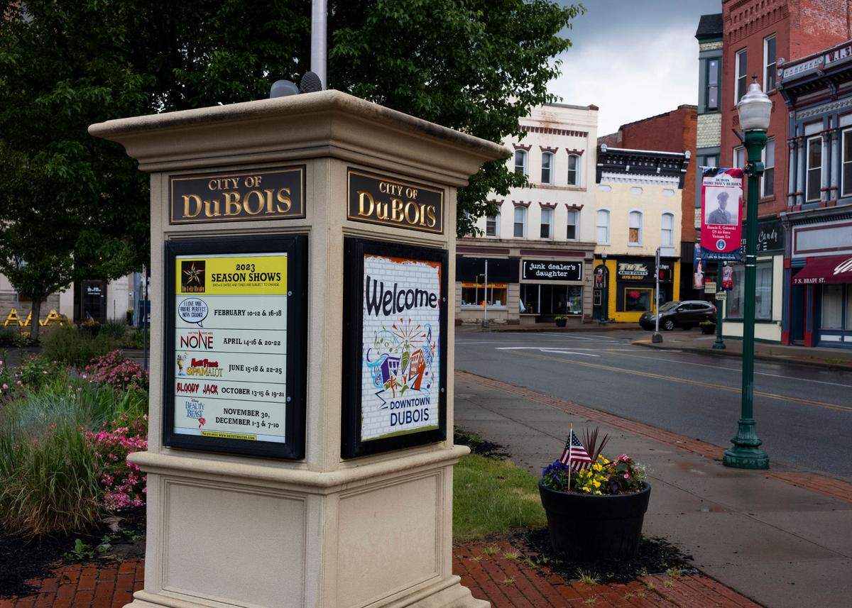 A sign and street in downtown DuBois.