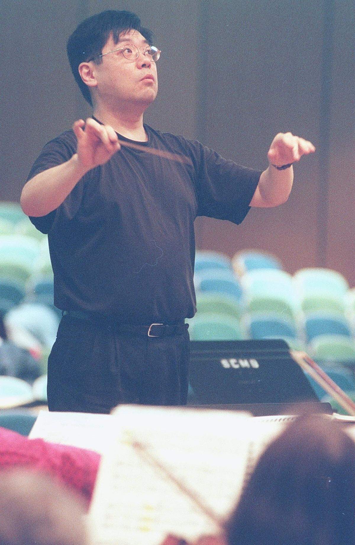 MIchael Jinbo leads a Nittany Valley Symphony rehearsal in 1999.