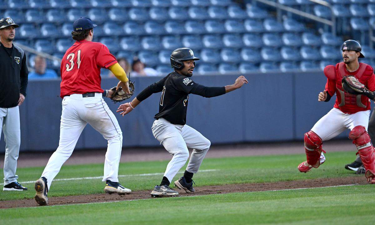 State College Spikes’ Cole Caruso tags out West Virginia Black Bears runner Alex Rodgers after he got caught in a run down between third and home during the MLB Draft League Championship game on Thursday, Sept. 4, 2025.