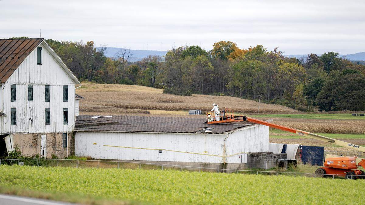 Crews remove Kepler Barn on Tuesday, Oct. 14, 2025.