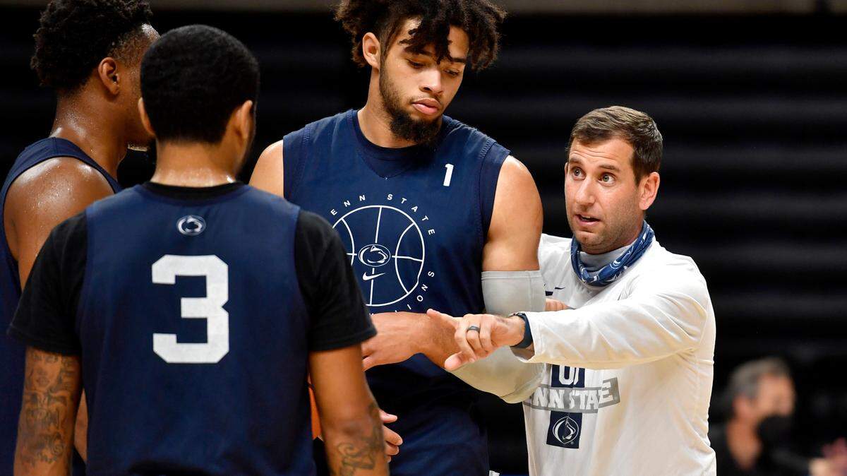 Penn state men’s basketball associate head coach Adam Fisher talks to players during practice on Oct. 5, 2021.