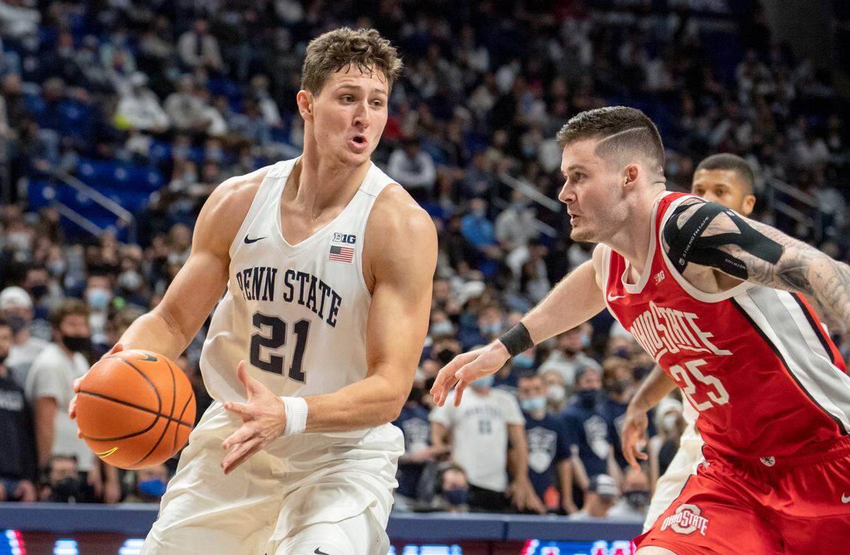 Penn State’s John Harrar dribbles around Ohio StateÕs Kyle Young during the game on Sunday, Dec. 5, 2021.