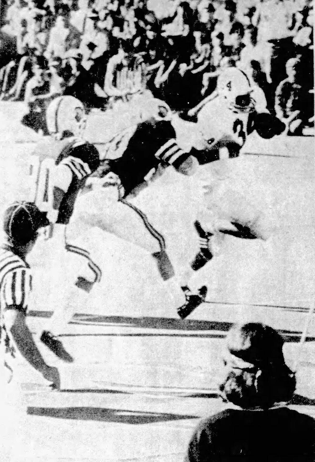 Harris scores the go-ahead touchdown against West Virginia in 1971.