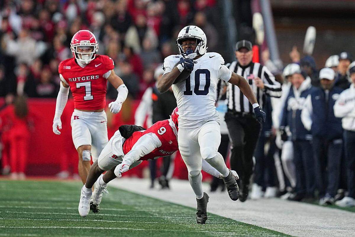 PISCATAWAY, NEW JERSEY - NOVEMBER 29: Nicholas Singleton #10 of the Penn State Nittany Lions runs the ball against Jett Elad #9 of the Rutgers Scarlet Knights in the first half at SHI Stadium on November 29, 2025 in Piscataway, New Jersey. (Photo by Mitchell Leff/Getty Images)