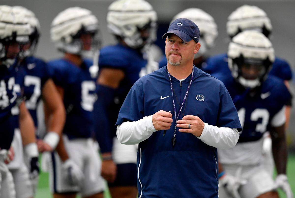 psc Penn State special teams coordinator Joe Lorig walks among the players during practice on Wednesday, Sept. 1, 2021 in Holuba Hall.