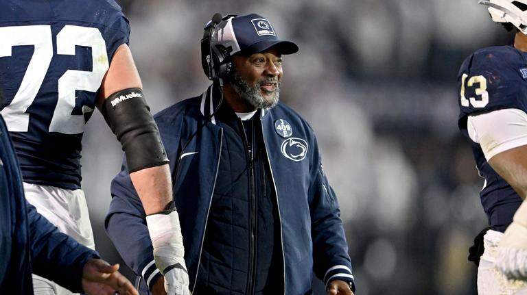 Penn State interim coach Terry Smith wore a pin to honor Joe Paterno. Here’s why