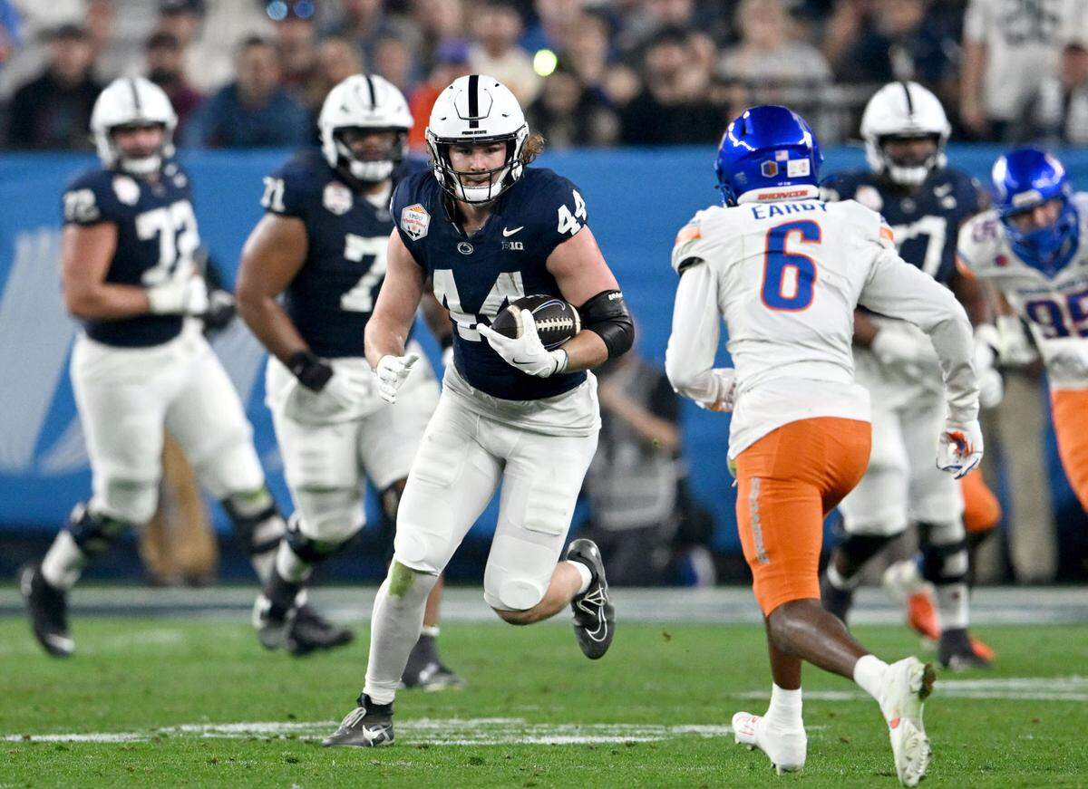 Penn State tight end Tyler Warren makes a catch and cuts down the field with the ball during the Fiesta Bowl on Tuesday, Dec. 31, 2024 at State Farm Stadium.