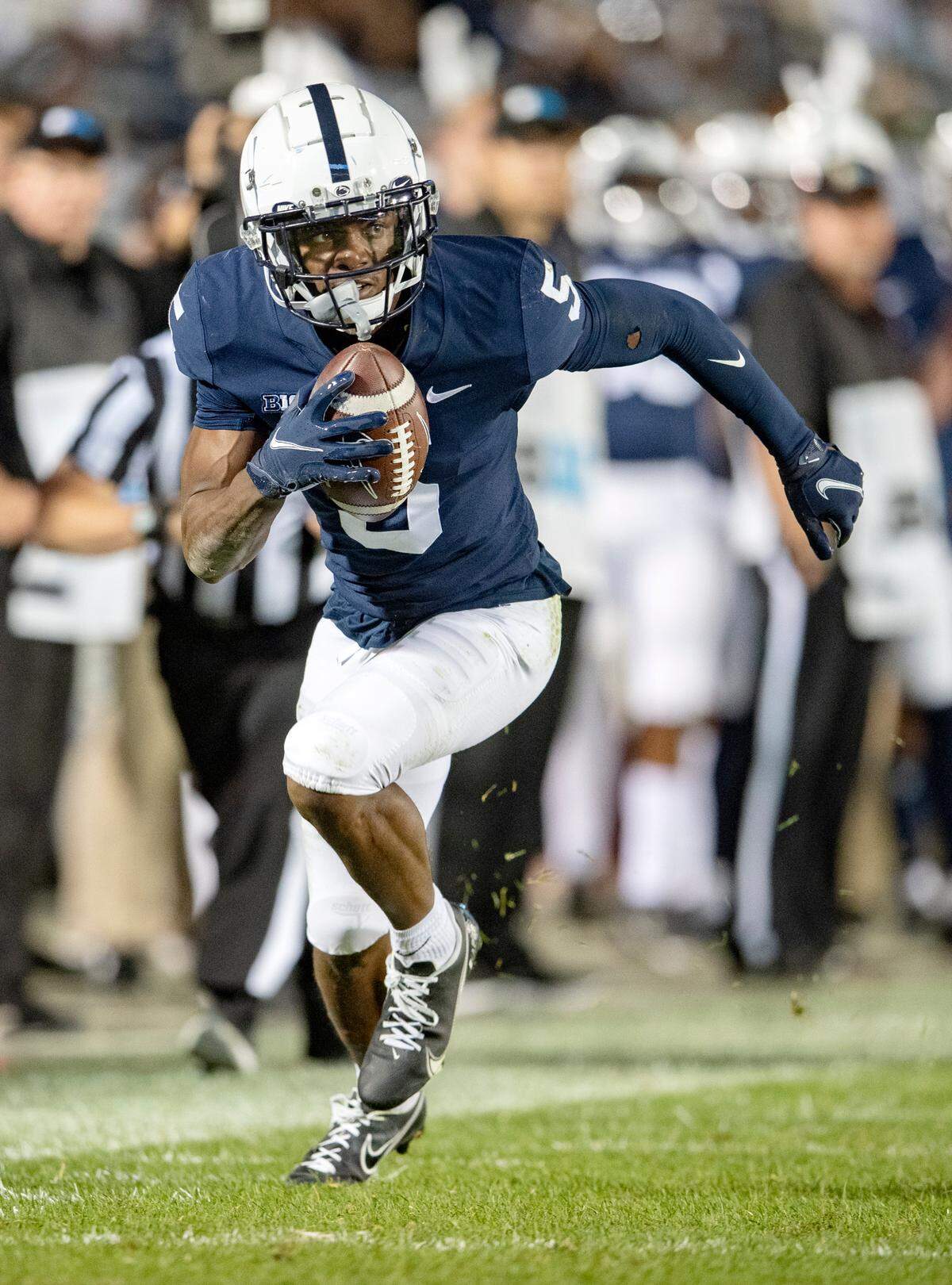 Penn State wide receiver Jahan Dotson makes a catch and runs it in for a touchdown.